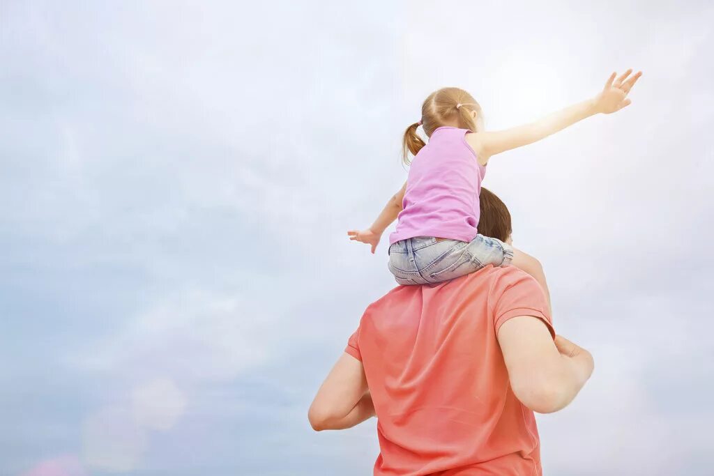 She has a father. Девочка на шее у папы. Ребенок на плечах. Ребёнок на плечах у папы. Девочка на плечах у папы.