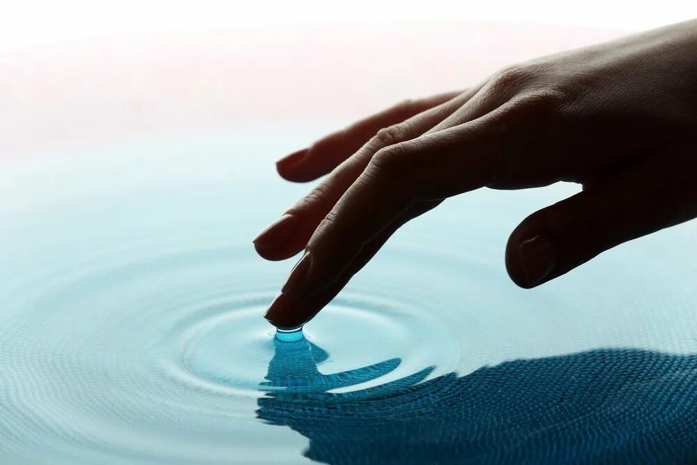 Микеланджело руки адама. Прикоснитесь чистым пальцем к внутреннему углу. Прикоснитесь чистым пальцем к внутреннему углу. Ладонь к ладони прикосновение. Прикосновение пальцев.