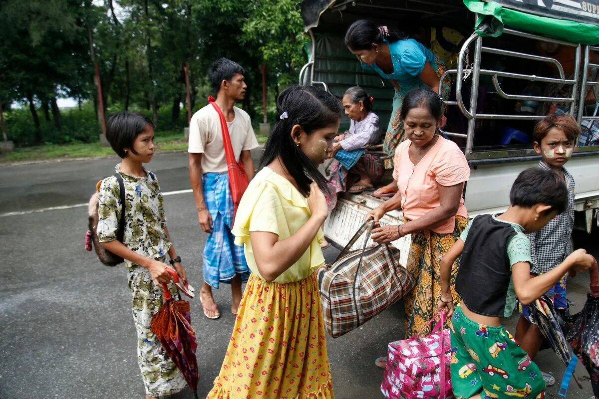 Made in myanmar. Бирманцы Мьянма народ. Такхон Бирма. Мьянма население. Жизнь в Бирме.