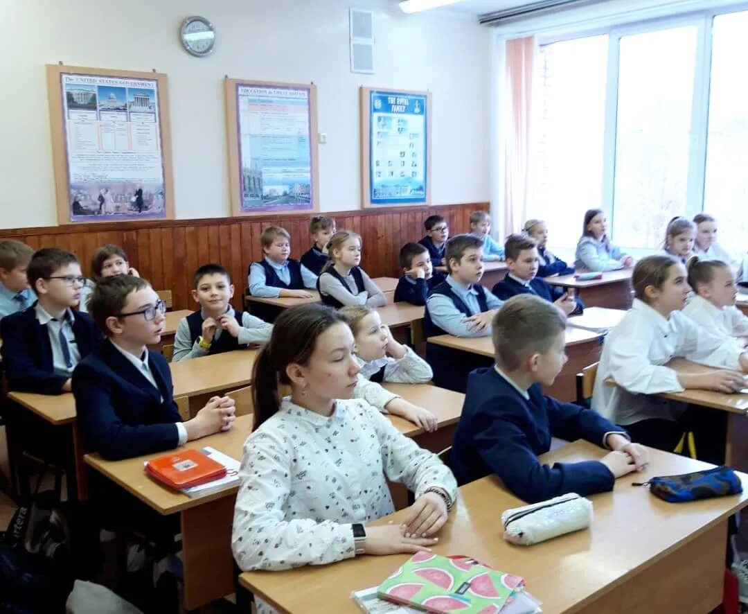 посвящение в гимназисты павловской гимназии. ученики на уроке. 6 класс ученики. занятия для школьников. школьники в школе.