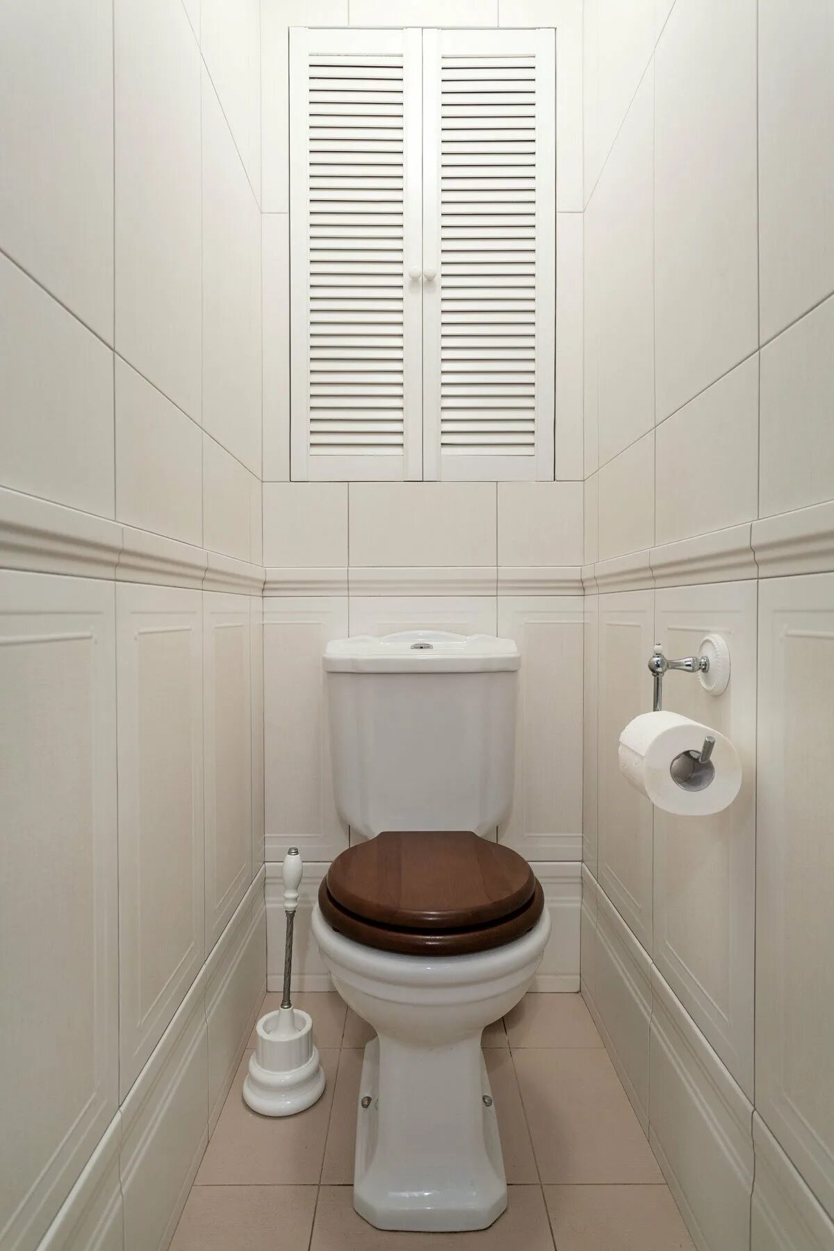 Туалет в панельном доме дизайн. Белый туалет. Белый кафель в туалете. Плитка в туалет. Белая плитка в туалете.