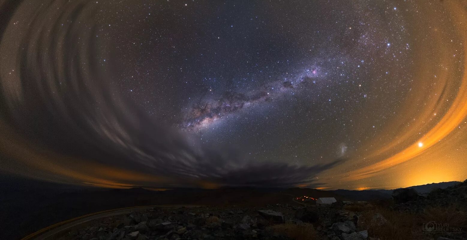 Звездное небо астронет. Млечный путь в пустыне Атакама. Атакама Чили звездное небо. Ночное небо пустыни Атакама. Млечный путь над пустыней.