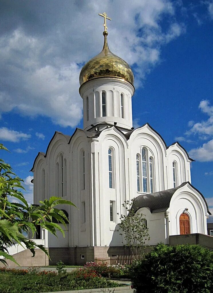 Православный храм какие есть. Храм новомучеников в Новосибирске. Храм на Немировича-Данченко в Новосибирске. Храм новомучеников в Бутово.