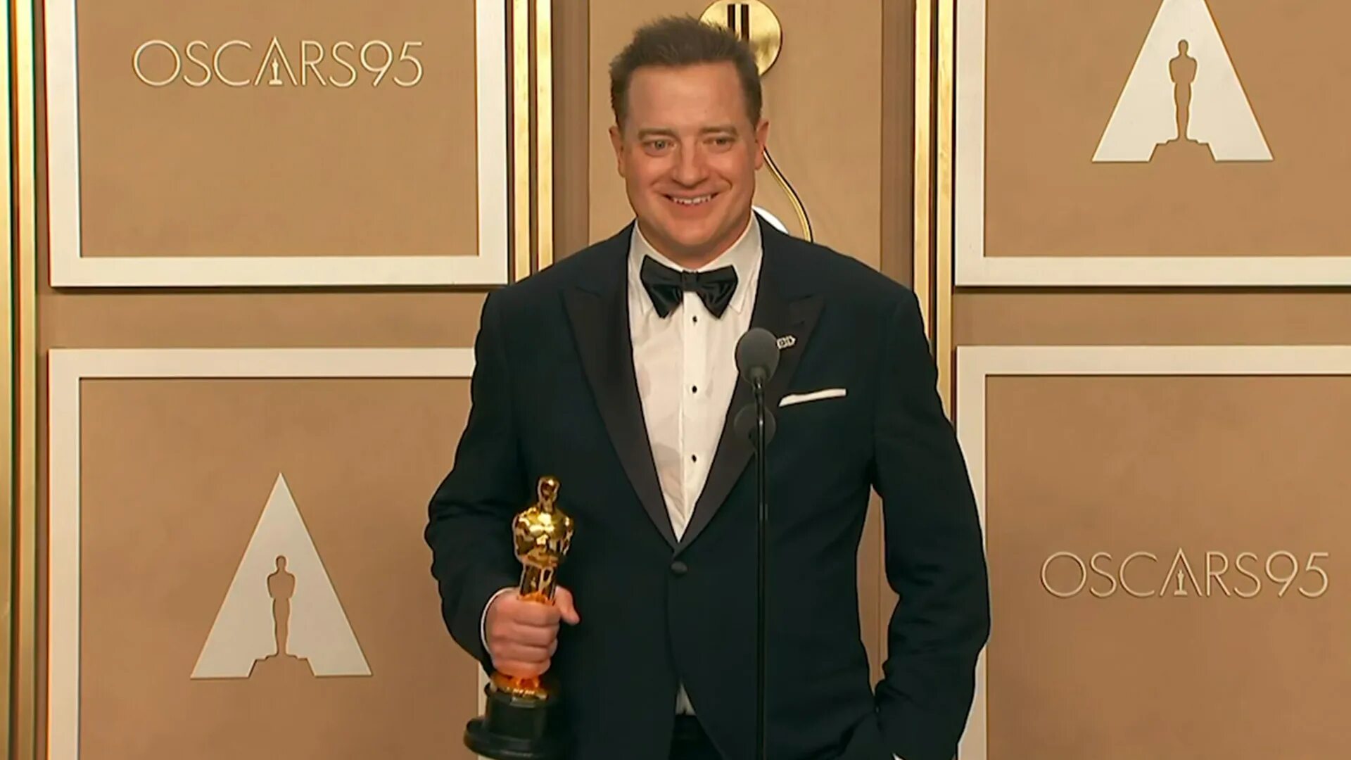 Оскар брендан. Брендан Фрейзер Оскар. Brendan Fraser Oscar 2023. Брендан Фрейзер часы. Оскар (кинопремия).