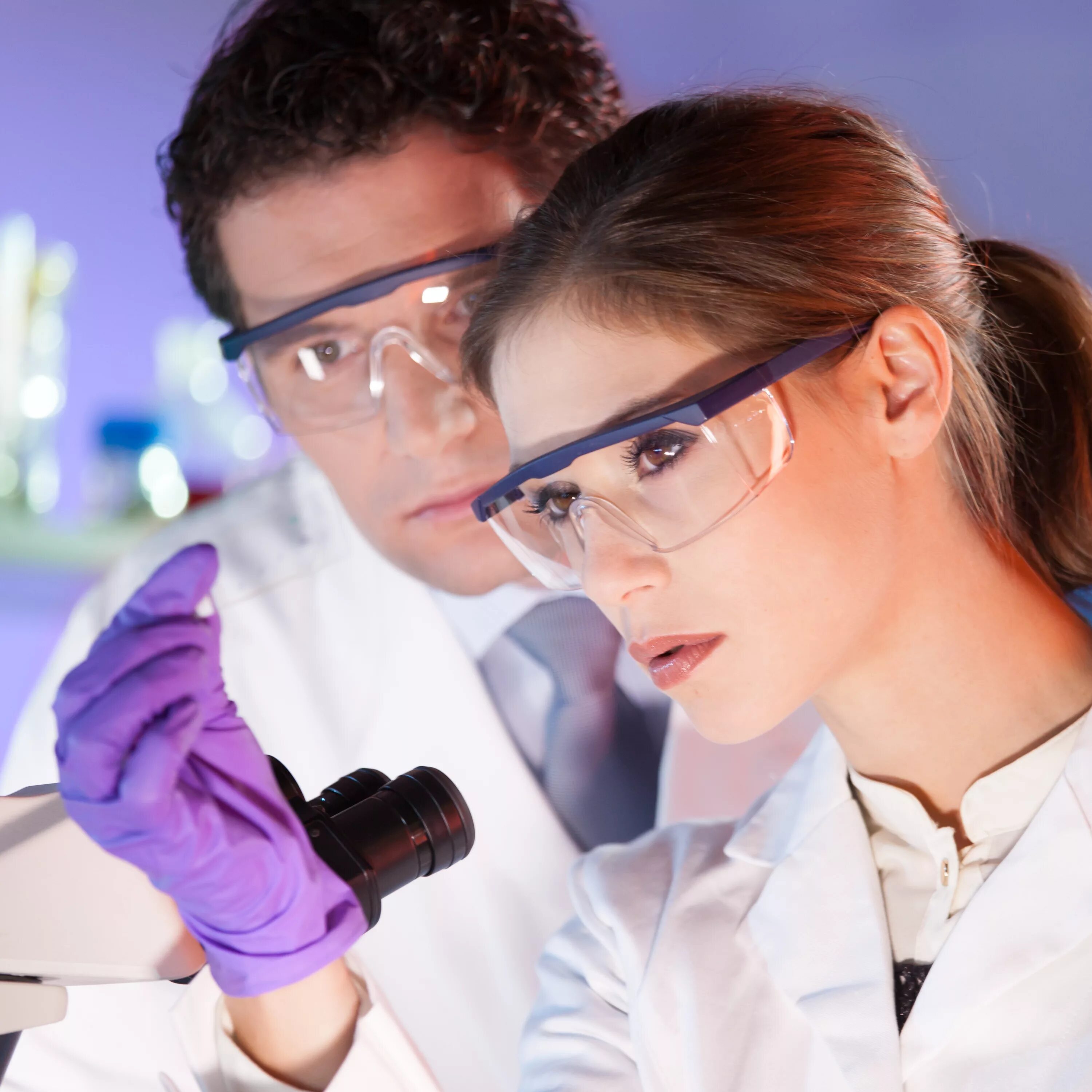 исследования ученых. вода сама по себе не имеет питательной ценности. исследованиями ученых доказано что. исследованиями ученых доказано что. ученый в очках.