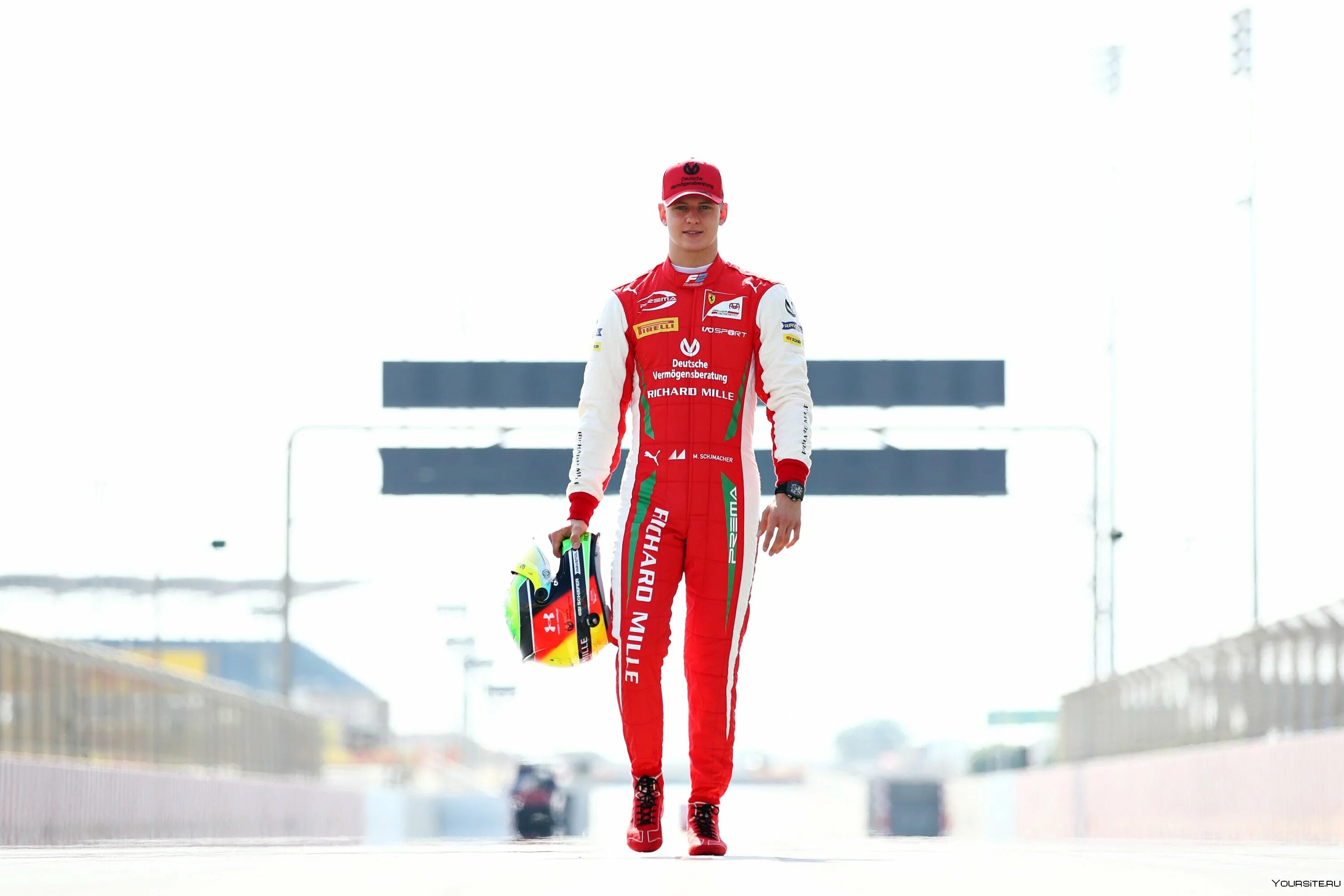 Мик Шумахер гонщик. Михаэль Шумахер в полный рост. Шумахер 2020. Шумахер на пьедестале.