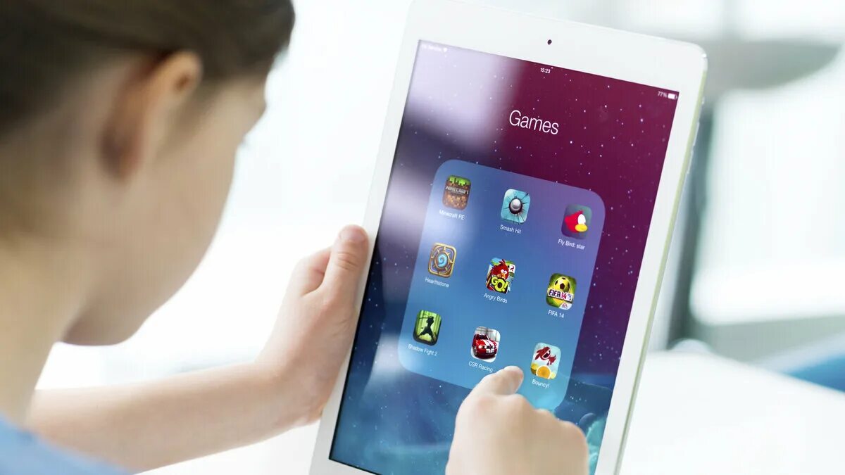 Ipad kid. Планшет для детей. Ребенок с планшетом в руках. Подросток с планшетом. Экран гаджета.