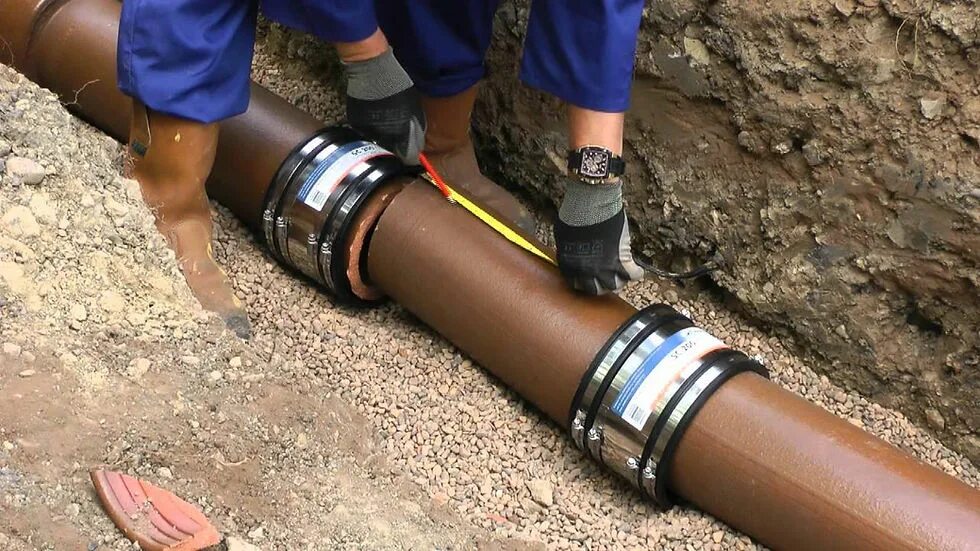 His pipes. Предизолированная труба ППМ. Сварка канализационную трубу 110. Соединение чугунной трубы водопровода д200 мм на ПНД 160мм. Соединительная муфта для трубы 110 канализационная.
