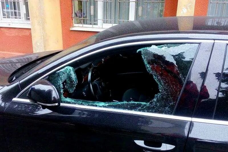 Разбили окно машины. Разбитое лобовое стекло. Разбитое боковое стекло. Разбито стекло машины. Разбили стекло в машине.