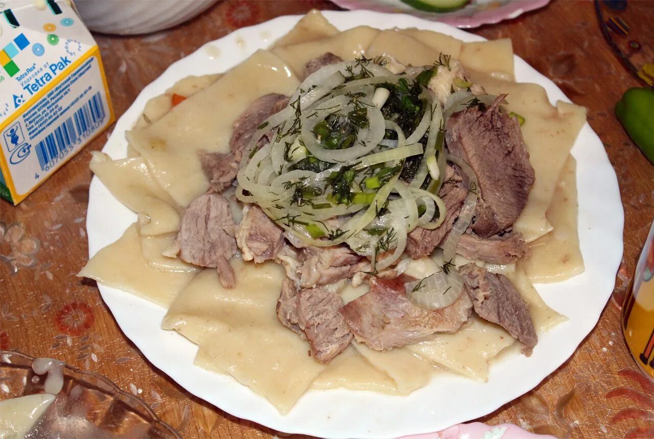Бешбармак из баранины пошаговый рецепт. Татарская национальная кухня бешбармак. башкирское национальное блюдо бешбармак. бешбармак кубанский. монгольский бешбармак.