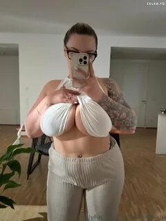 Anna Schmidt-Hast du nicht Lust unter mein Oberteil an meine großen Brüste ...