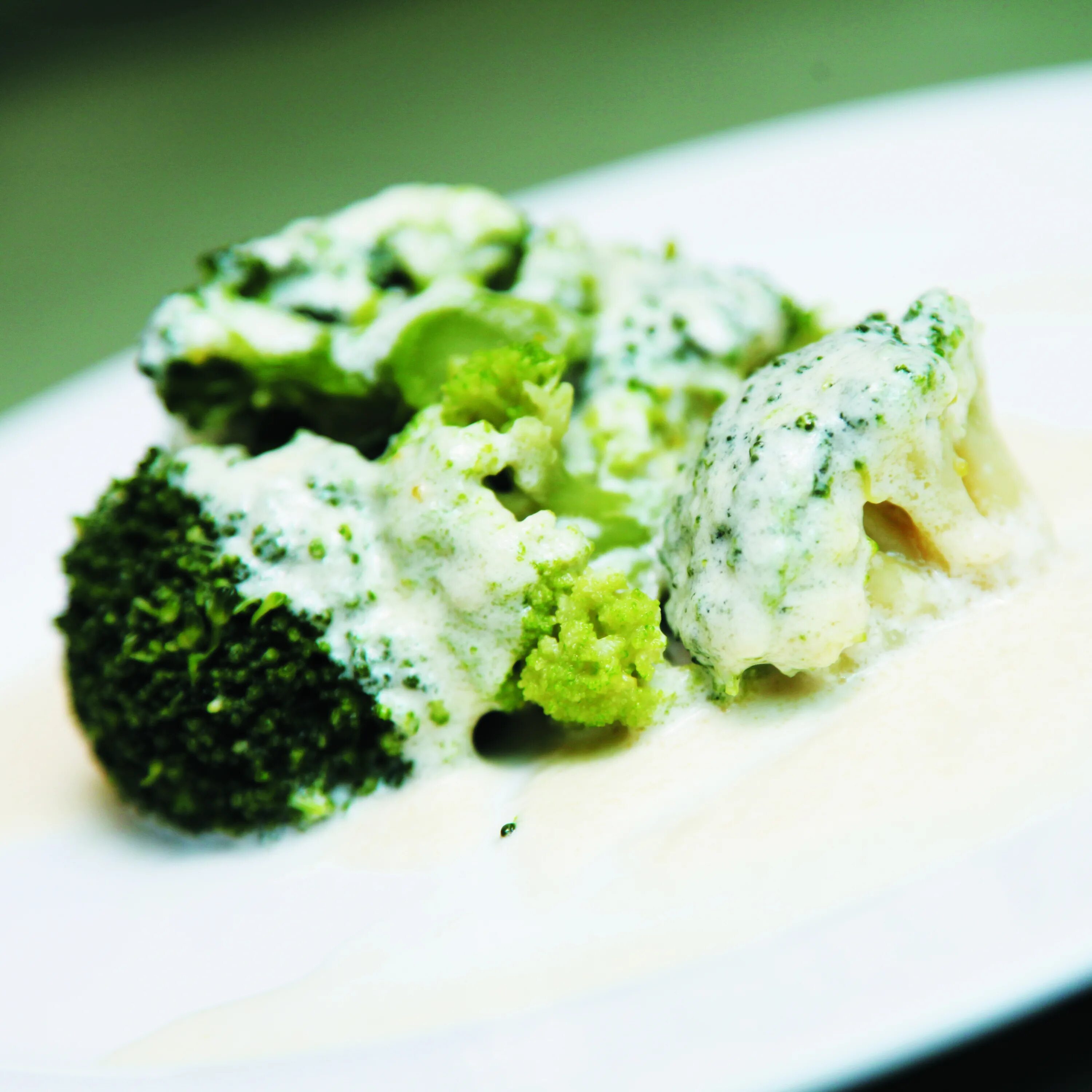 Как приготовить брокколи со сливками. Запеканка с брокколи курицей и сыром. Как приготовить брокколи со сливками. Брокколи в сливочном соусе с сыром на сковороде. Капуста брокколи отварная.