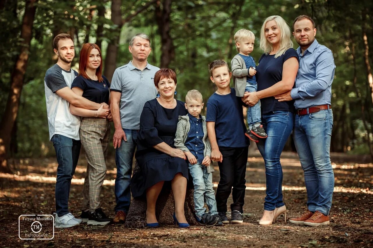 Большая семья. Фотосессия большой семьи на природе. Большая семья в настоящия. Большая семья фотосессия.