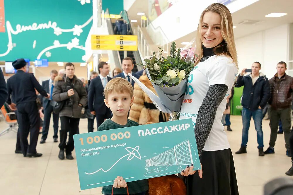 Награждение миллионного пассажира. Миллионный пассажир. Миллионный. Миллионный пассажир ласточки. Счастливые пассажиры ржд.