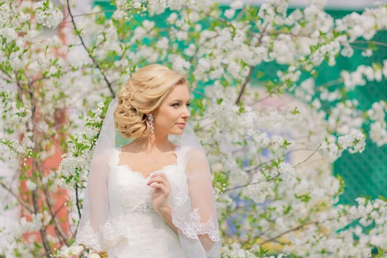 свадьба весной. весенняя фотосессия. свадебная фотосессия. свадебная фотосессия в цветущем саду. невеста в яблоневом саду.