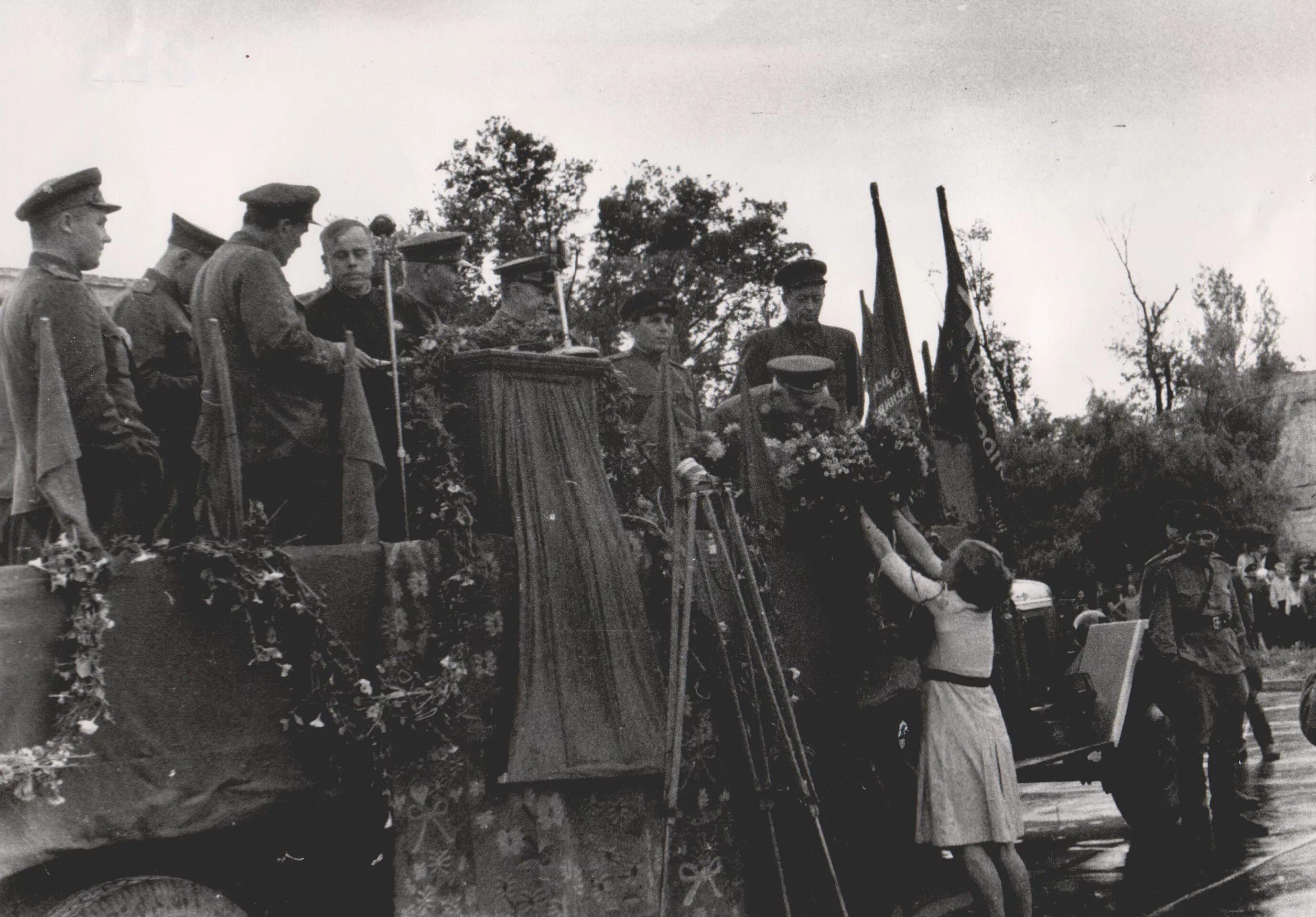 Освобождение харькова битва. В освобожденном Харькове август 1943. Освобождение Харькова в 1943. 23 Августа 1943 года— город Харьков освобожден войсками красной армии. Освобождение Харькова (конец Курской битвы)..