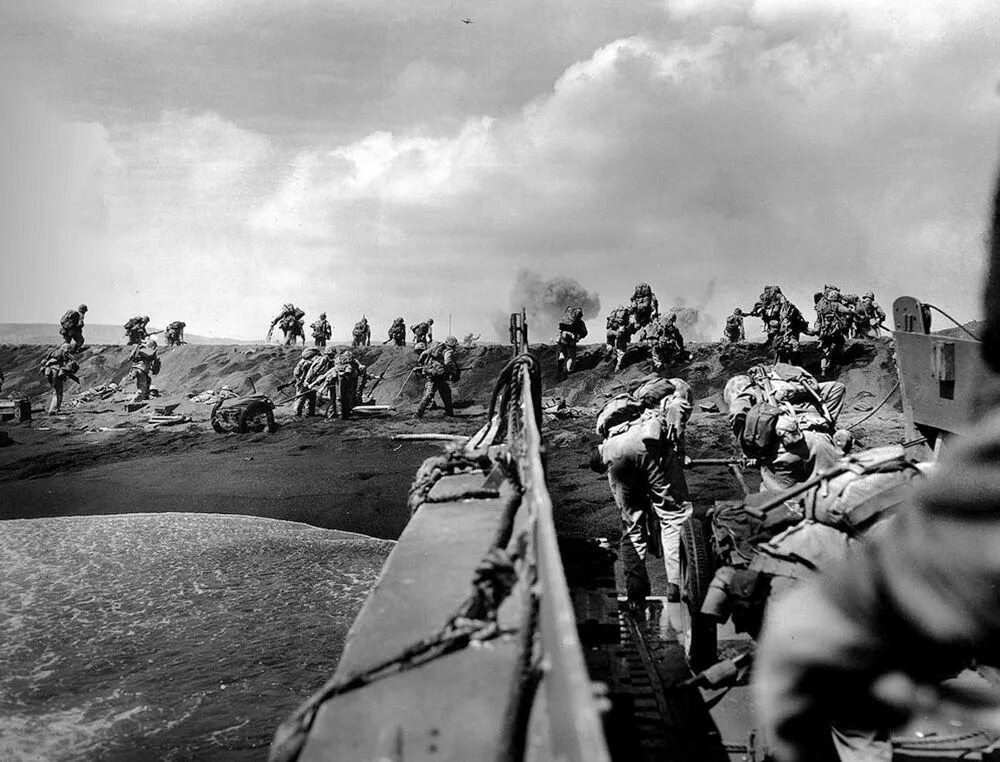 Вторая мировая понятно. Американские морские пехотинцы на острове иводзима 1945 г. война 2 мировая война.