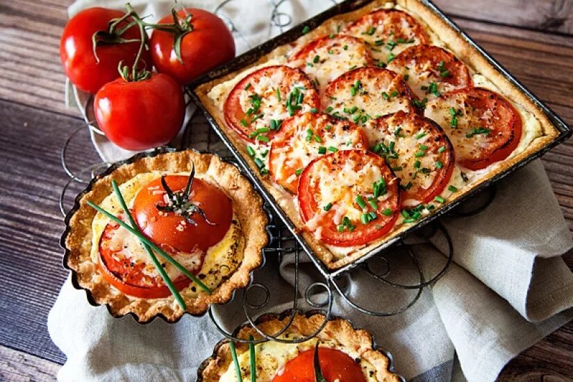 Рецепты помидор в тесте. Выпечка с помидорами и сыром. пирог с помидорами и сыром. пирожки с помидорами и сыром. сырно-помидорный пирог..