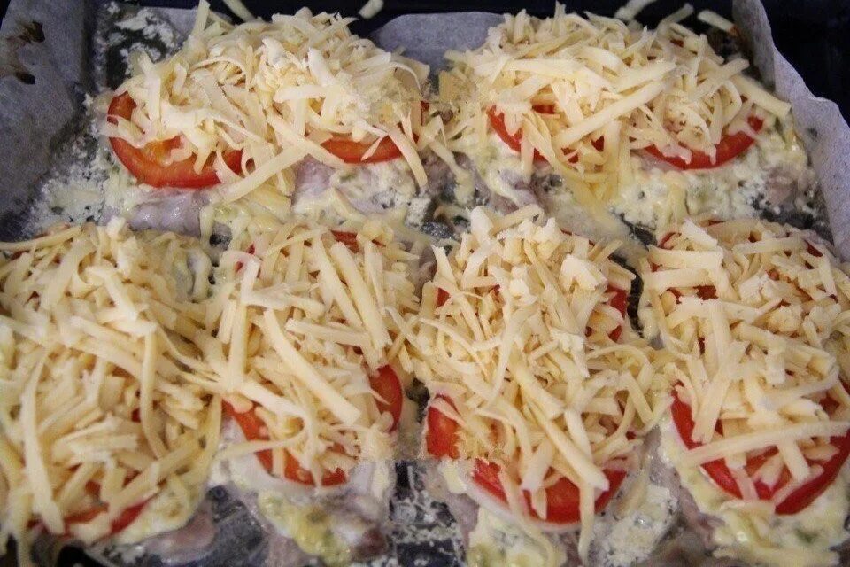 Мясо куском с сыром и помидорами. Мясо с помидорами и сыром. свинина в духовке с помидорами и сыром. мясо свинина в духовке с помидорами и сыром. мясо с помидорами и сыром в духовке.