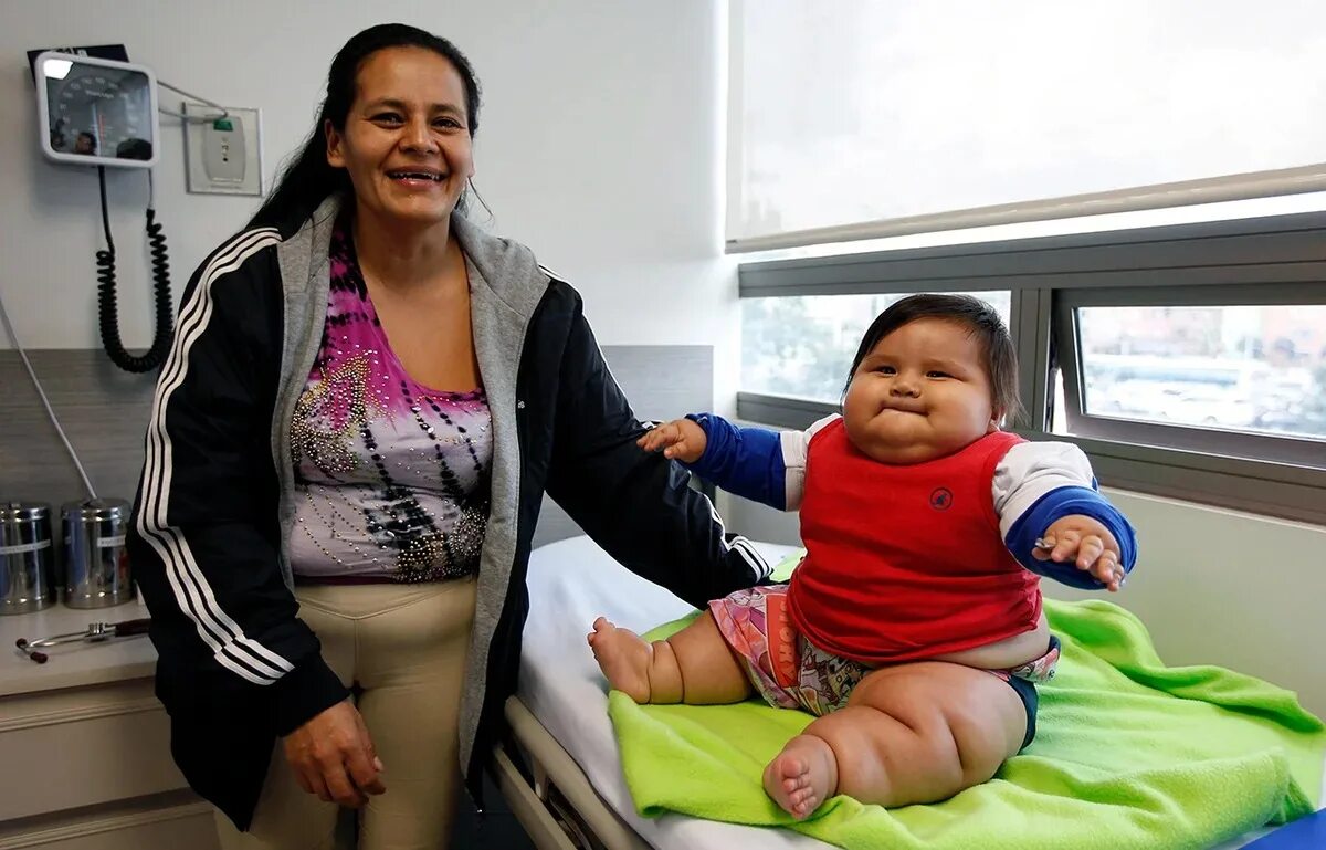 Ребенок 7 месяцев весит 7 кг. Сантьяго Мендоса ребенок. Самый крупный ребенок в мире.