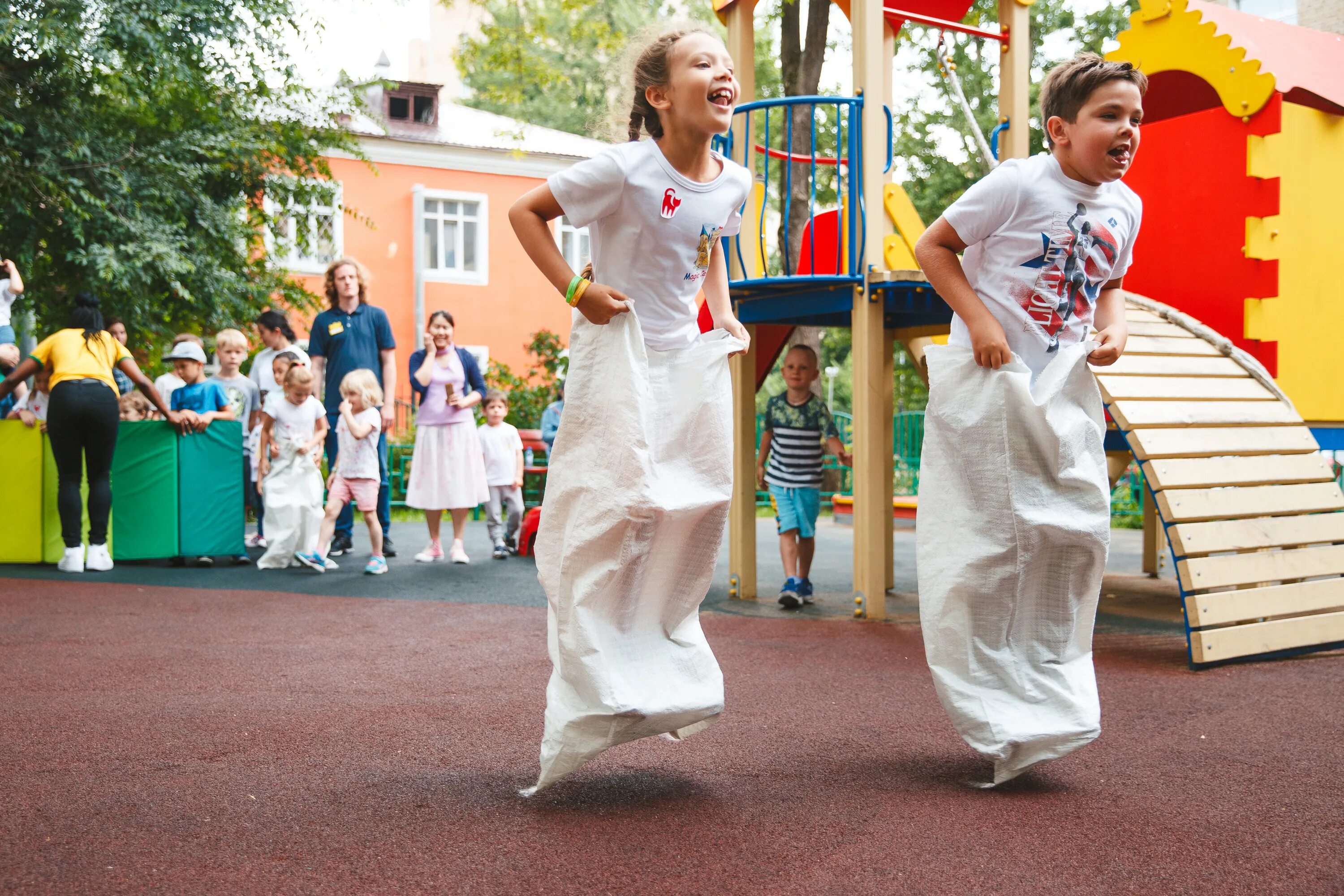 Подростки лето в москве. Летний городской лагерь. Детский городской лагерь. Летний городской лагерь дети. Городской лагерь в Москве.