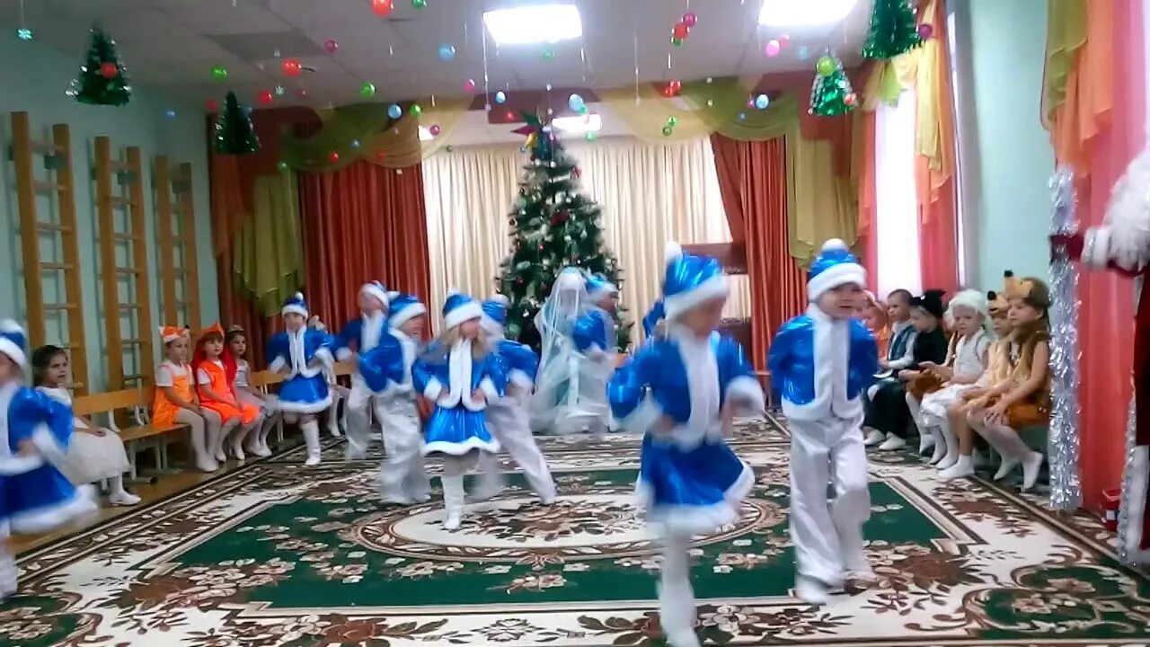 Поет в детском саду видео. Танец потолок ледяной на новогоднем утреннике. танцы к новому году в детском саду. новогодние танцы в детском саду. новогодний утренник в танцах.