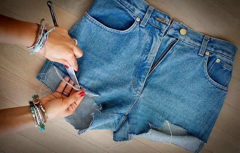 Как сделать из джинсов рваным. Шорты из обрезанных джинс. переделка джинс в шорты. обрезанные джинсовые шорты женские. обрезать джинсы под шорты.