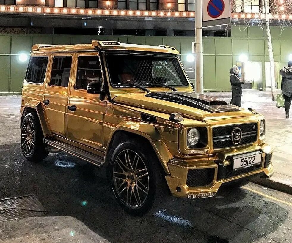 Самой дорогой гелик. Мерседес Гелендваген Брабус золотой. G63 AMG Brabus золотой. Мерседес g63 золотой. Гелик Брабус золотой.