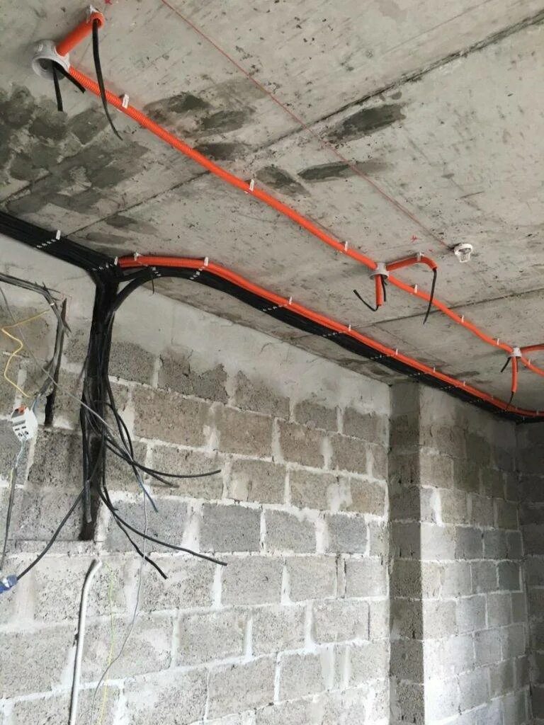 Электрика в квартире своими руками. Электрика в деревянном доме. Как делать электрику в доме. Прокладка электрики в доме. Разводка электрики в квартире.