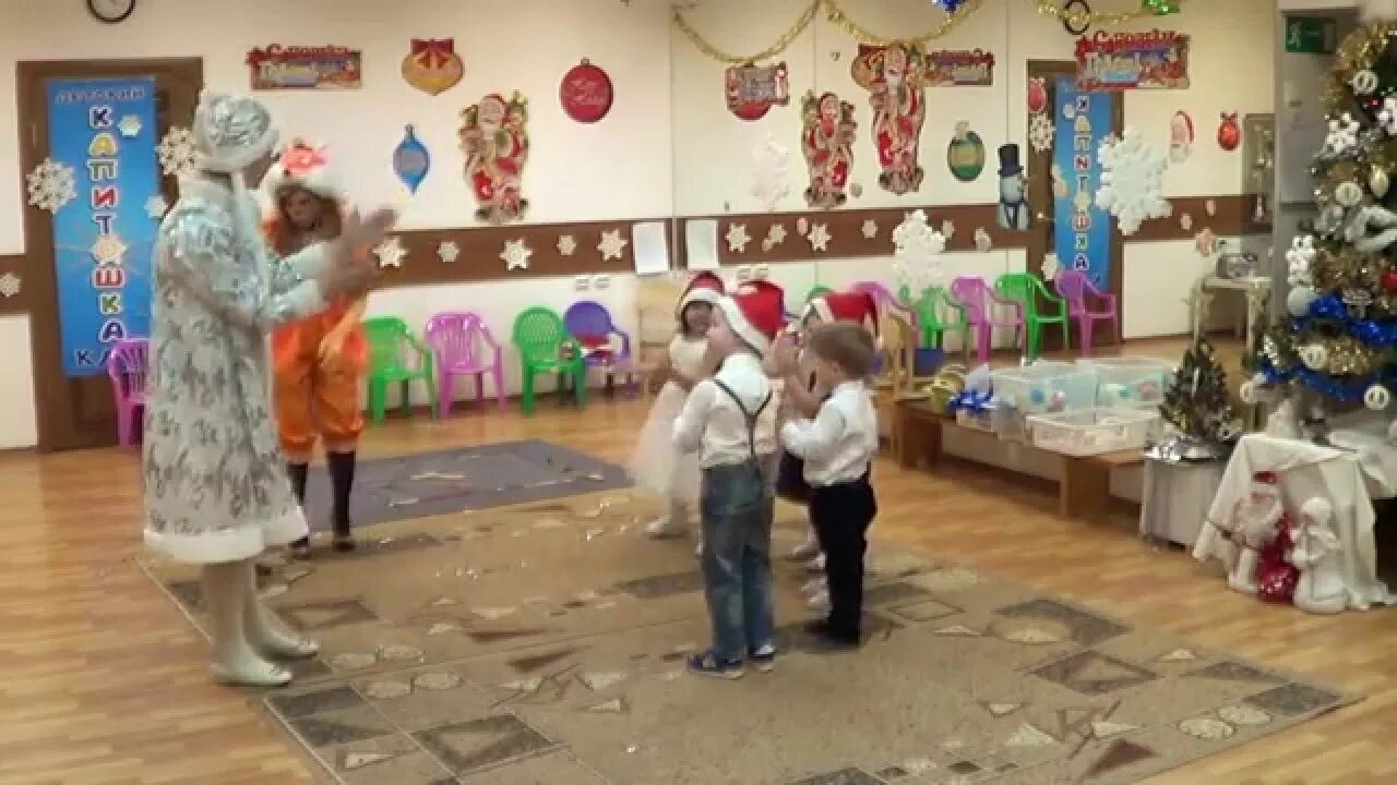 Танцующие гномики. Песня гномики на опушке. Жили на опушке гномики. Дисней "новоселье гномов". Гномики на поляне.