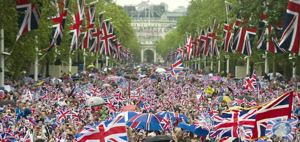 Britain is a nation. Толпа с флагами Британии. Британцы гордятся своими традициями и тщательно их соблюдают.. Multinational Britain. British National Anthem people singing.