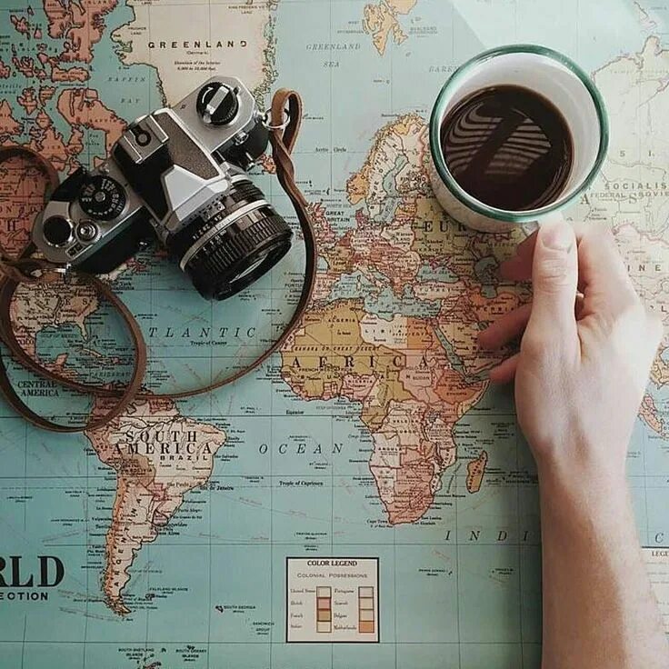 They travel the world. Атрибуты путешествия. Карта путешествий. Красивый фон путешествия. Путешествия коллаж.