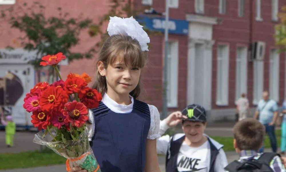 Пойти в школу в москве. Первоклассники. Цветы для первоклашек. Фото первоклассников. Школы с первого сентября.