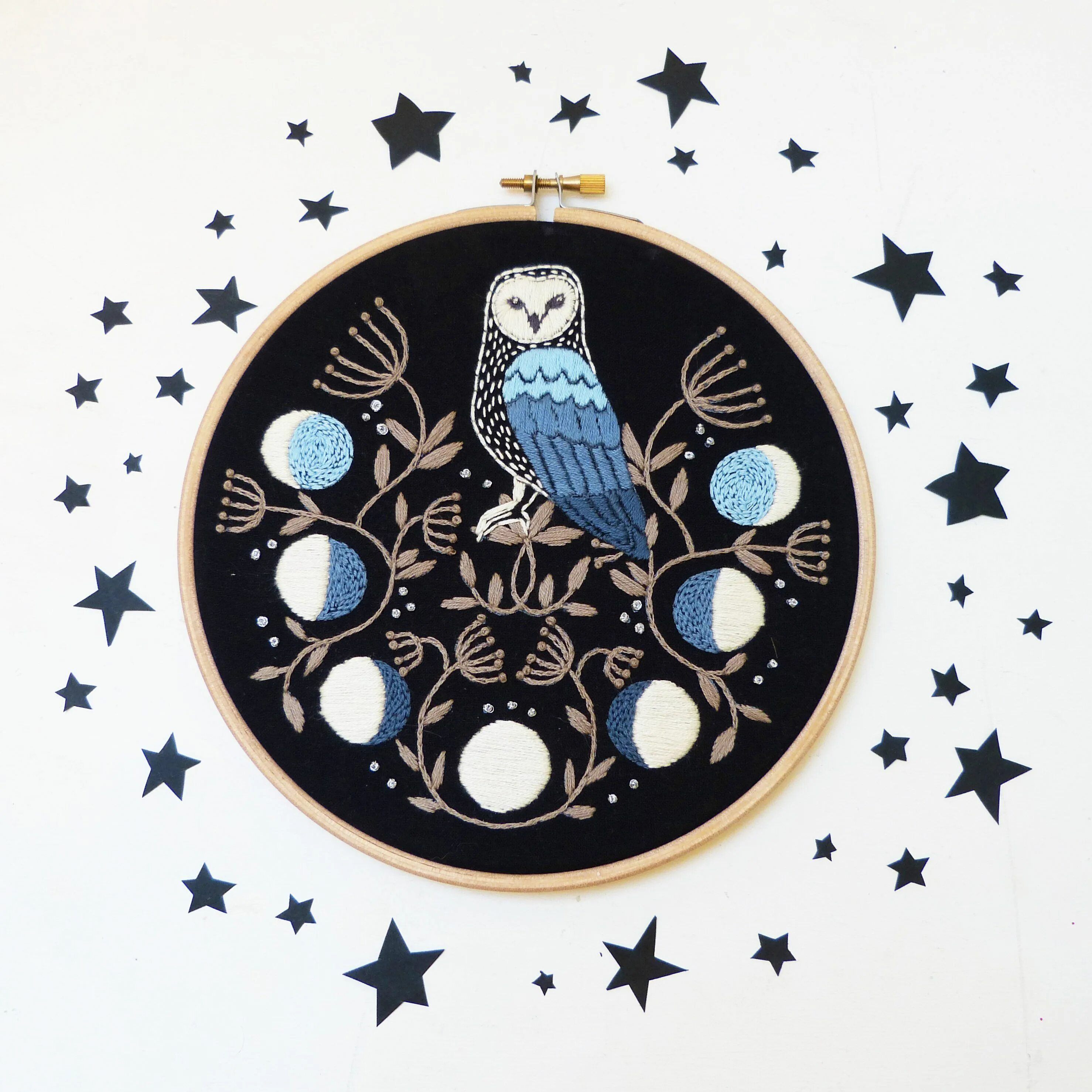 Как вышить луну. Вышивка гладью солнце. Луна гладью. Луна гладью. Луна вышитая гладью.