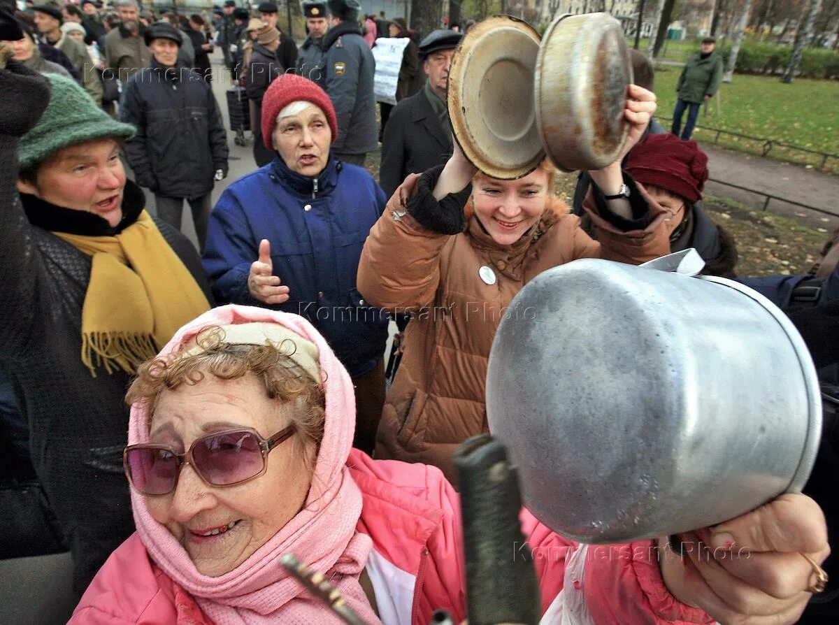 Марш пустых кастрюль. Кастрюльный марш. Женщина с пустой кастрюлей.