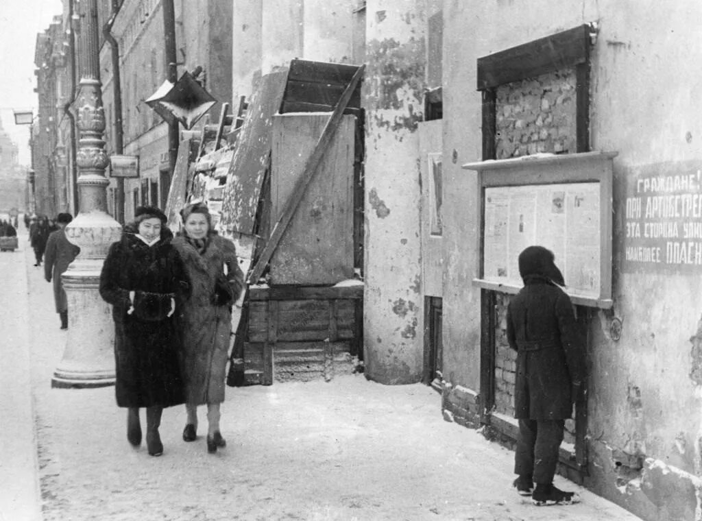 Блокада зигзаг. Блокада ленинграда архитектура. Блокада зигзаг. Пакулин блокадный ленинград. Блокада ленинграда окна тасс.