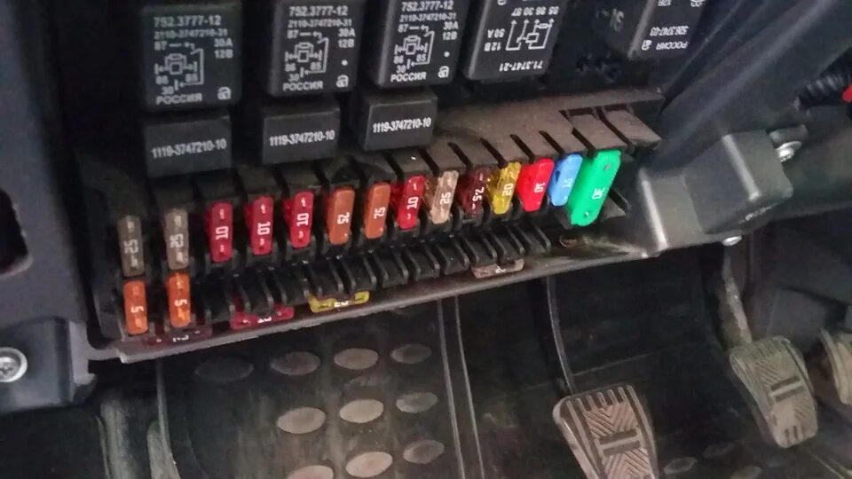 Реле ближний свет фар нива шевроле. Реле на ближний свет ваз 2110. Предохранитель ближний свет sx4 ii. Hyundai accent 2005 года реле дальнего света. Предохранители на форда 3 ближний свет.