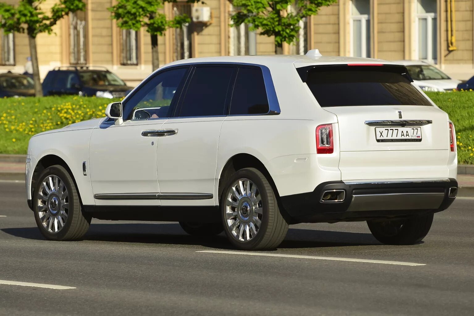 Роллс номер. Роллс Ройс 777 77. Rolls Royce Cullinan 777. Rolls Royce Cullinan а777аа77. Роллс Ройс Куллинан м777мм777.