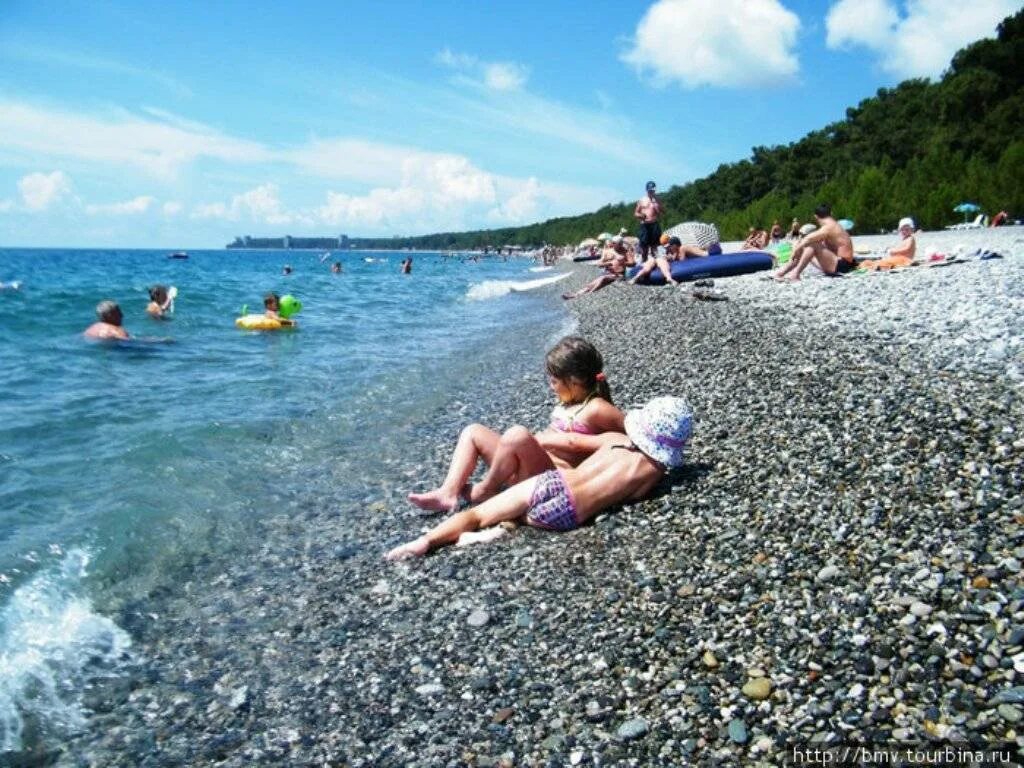 Когда лучше отдыхать в абхазии. Сочи пляж Гагра. Дикий пляж в Гаграх. Пицунда пляж. Дикий пляж Пицунда Абхазия.