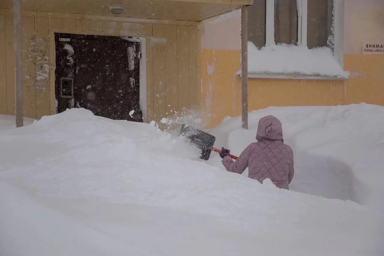 Выпавший снег замело. Снег на Сахалине. Сахалин завалило снегом. Огромные сугробы. Дом заваленный снегом.