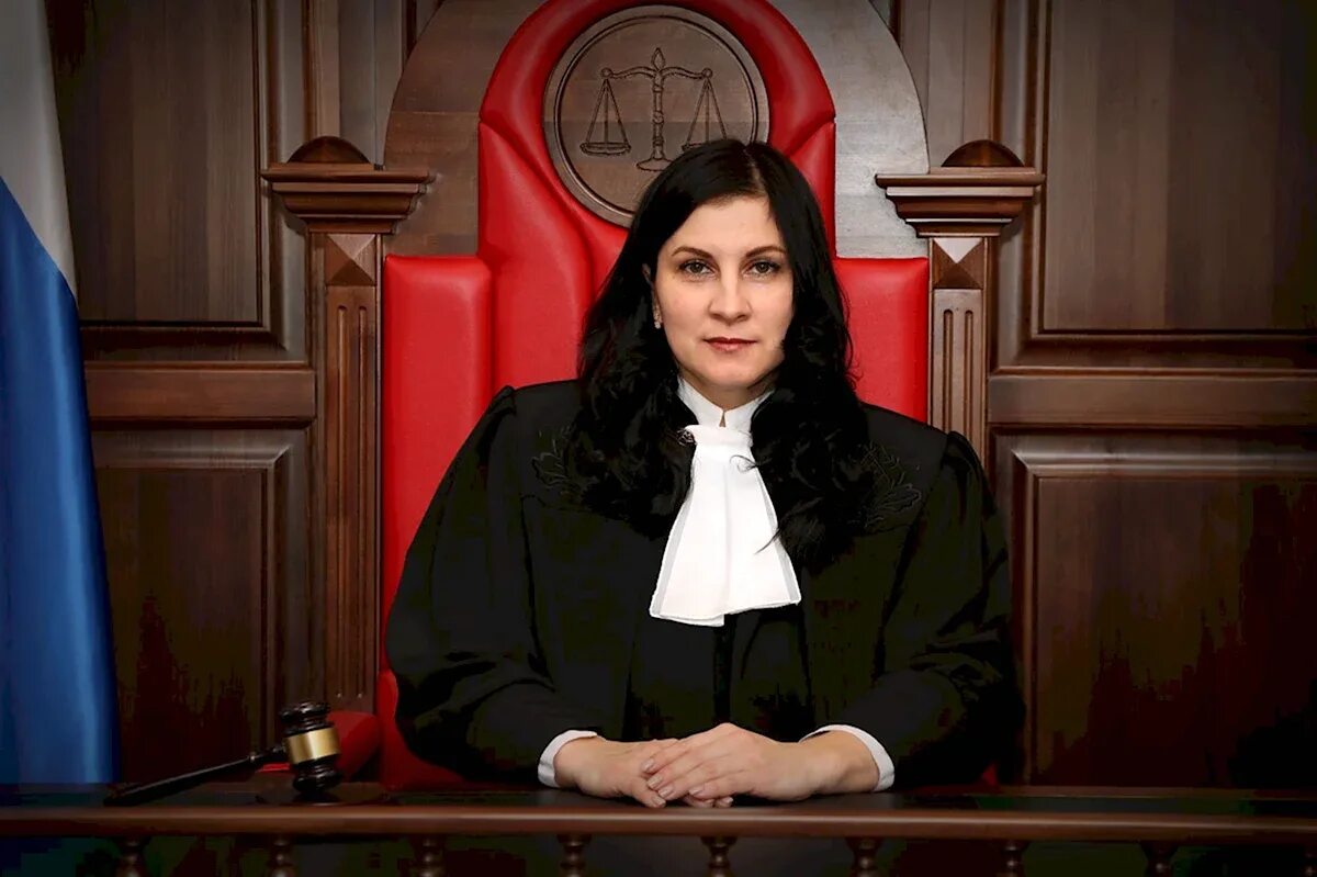 Адвокат в суде. Узнать судью. Судебное разбирательство. Номер судебного участка. Судья женщина.