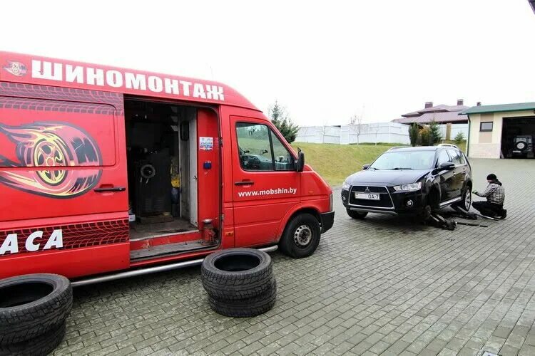 Грузовой выездной шиномонтаж круглосуточно. Шиномонтаж выезд. Выездной грузовой шиномонтаж спб 24 часа. Грузовой выездной шиномонтаж круглосуточно. Шиномонтажка на колесах.