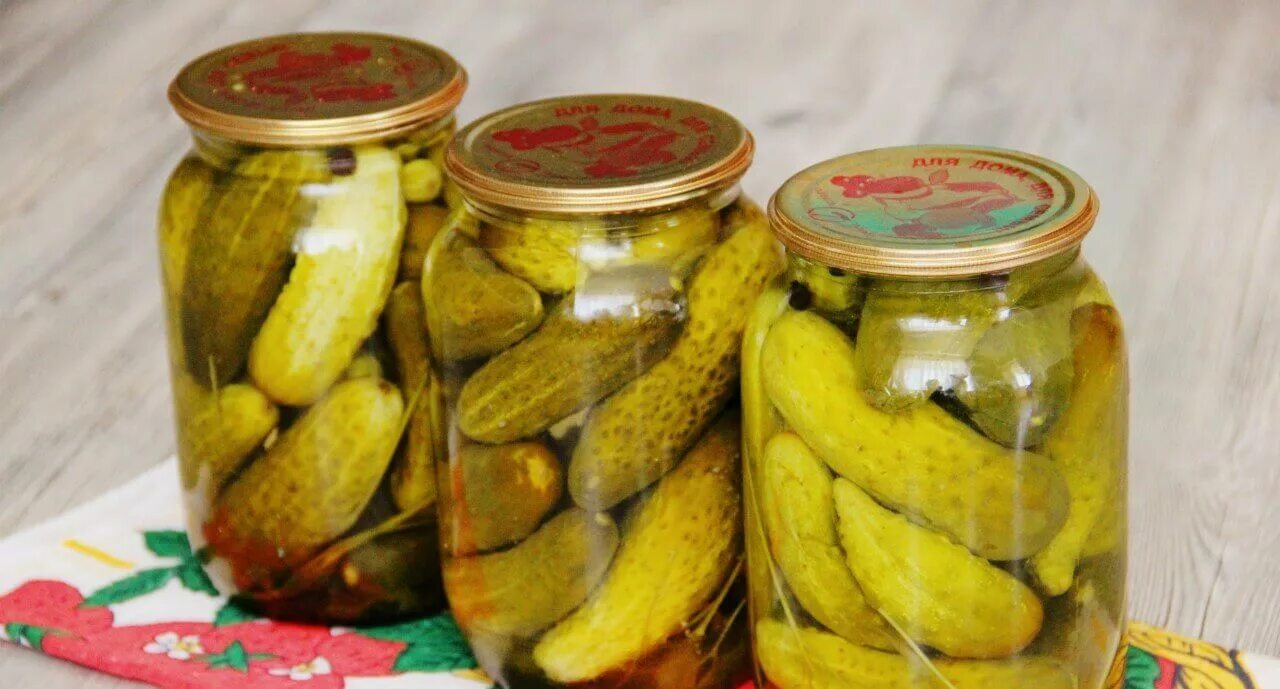 Маринованные огурцов на зиму хрустящие. Огурцы маринованные в банках. солёные огурцы на зиму в банках. маринованные огурцы на зиму в банках. огурцы в банке на зиму.