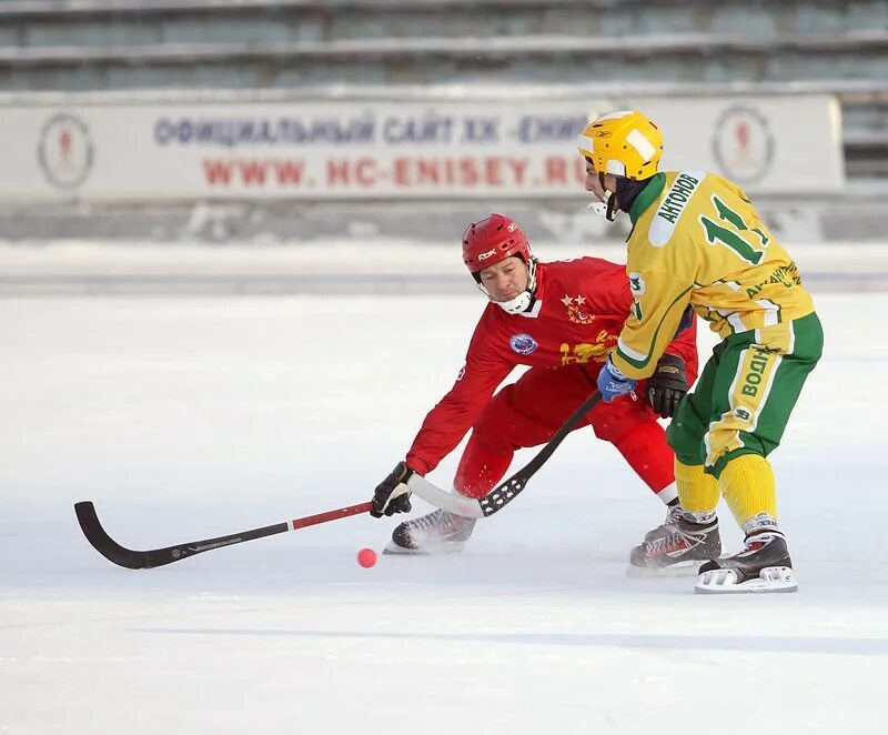 Хоккей красноярск енисей водник. Хоккеисты россии. Хоккей красноярск енисей водник. Хоккей с мячом водник енисей. Хоккей с мячом водник енисей.