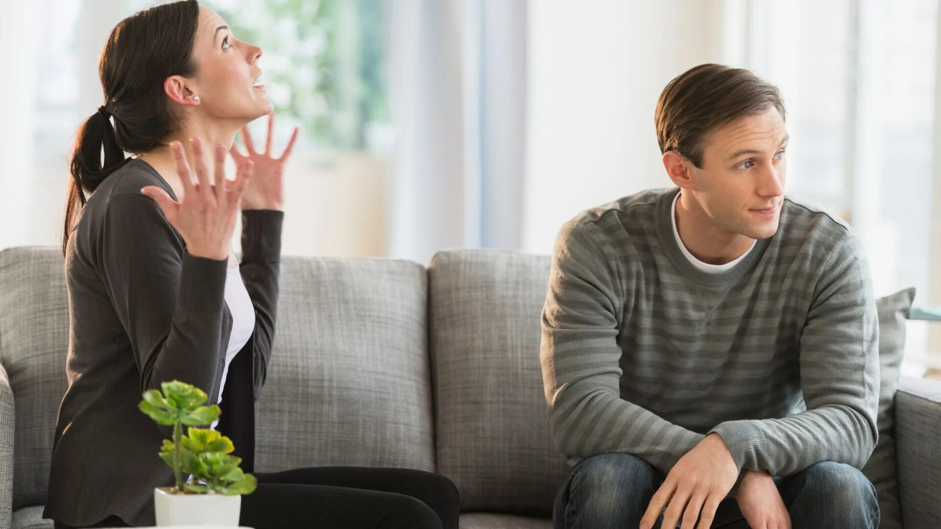 Ухо женщины. Шумные соседи. Замкнутая жена. Муж утешает жену. Девушка уходящая с чемоданом.