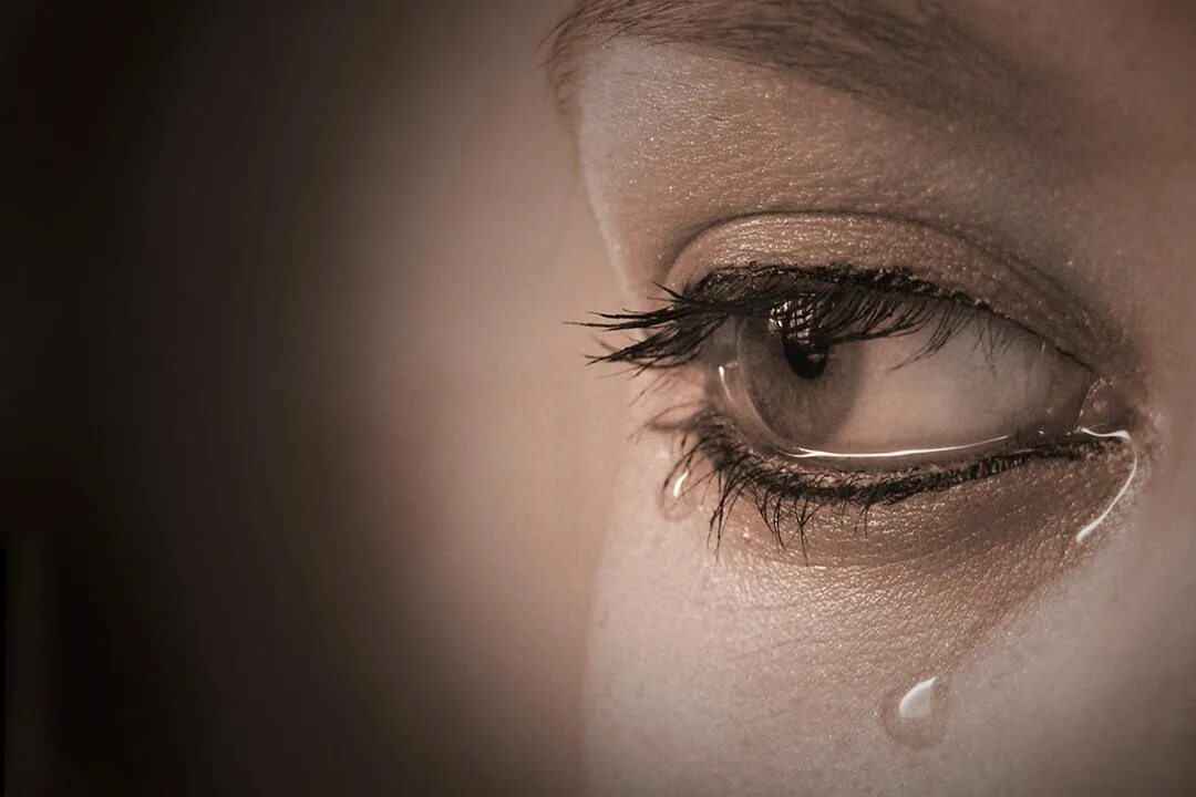 мужские слезы. девушка плачет. глаз черно белый. глаз со слезой. глаза рисунок.