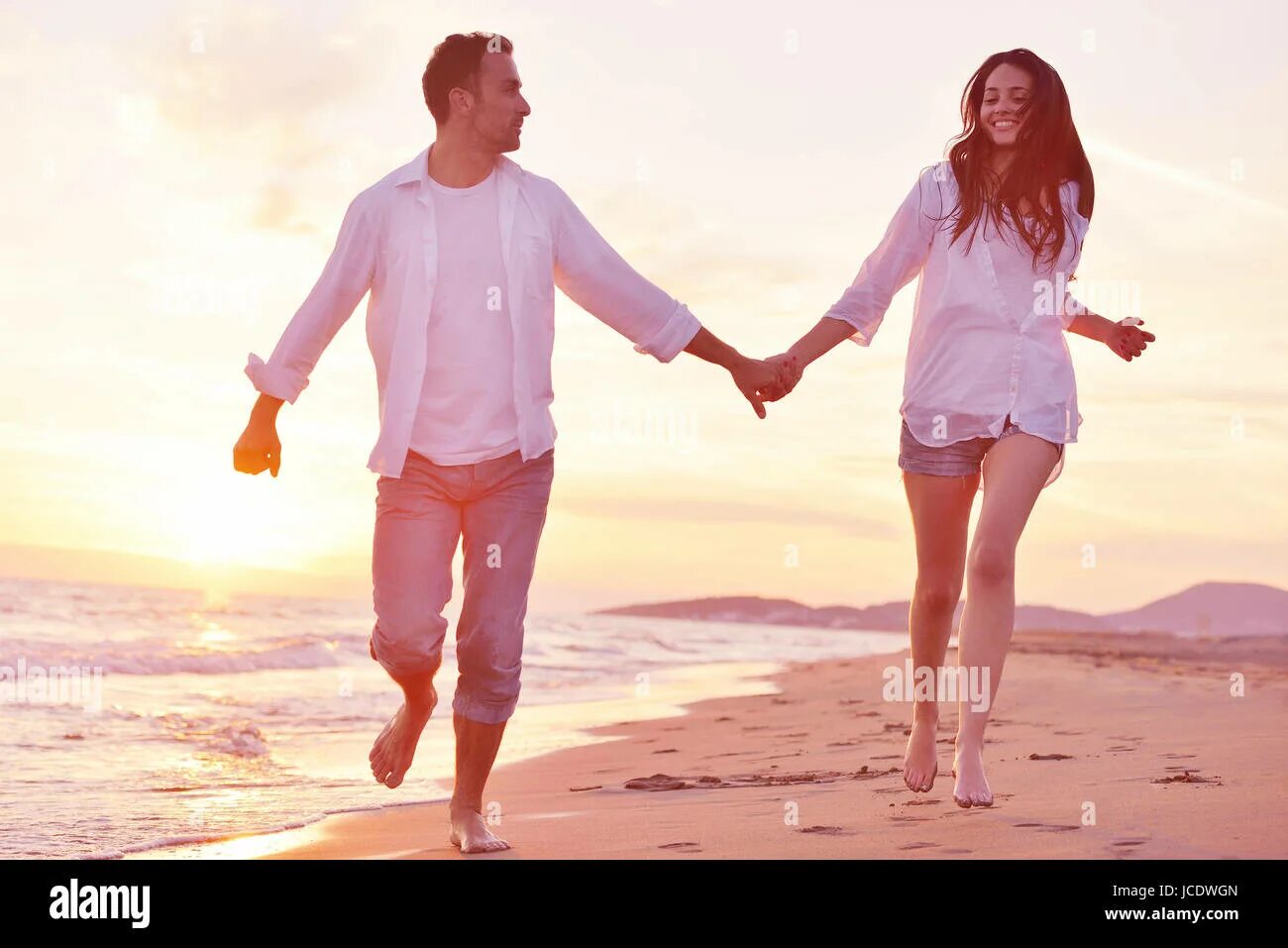 Sisters having fun on Beach видеоролик Фотобанк Лори. Portrait of Living young couple at the Beach. Portrait of Living young Latin couple at the Beach.