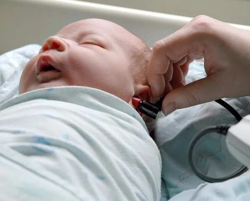 Как проверить слух у новорожденного. Аудиологический скрининг. Неонатальные скрининги новорожденных. Аудиологическое исследование новорожденных. Аппарат для проверки слуха у новорожденных.