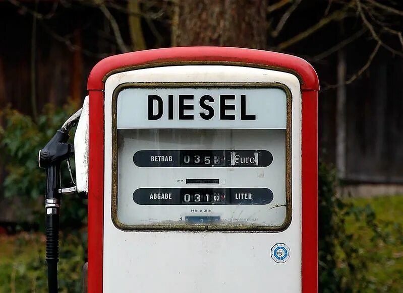 Бензин на английском. Gas prices. Как бензин на английском. Кто первый получил бензин. Бензин по английски и по американски.