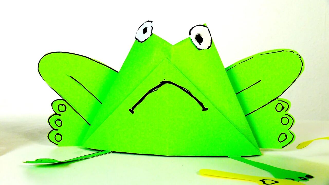 Оригами лягушка из бумаги 2 класс математика. Лягушка из бумаги. Поделка лягушка из бумаги. Поделка оригами лягушка. Лягушонок поделка из бумаги.